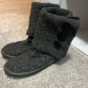 Grey knit Ugg’s